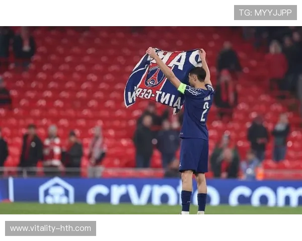 足球场惊现神秘球星引发热议 球迷纷纷猜测身份究竟是谁